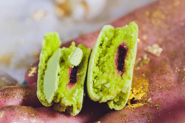 Złamane Macaroons w ręce kobiet. Na białym tle. — Zdjęcie stockowe