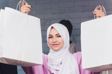 Geleneksel Müslüman giyimli Arap kadın Bir Oriental mağazasında yeni bir elbise satın alır.