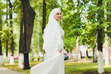 Güzel Orta Doğu Arap kız doğada mutlu zaman.