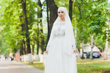 Güzel Orta Doğu Arap kız doğada mutlu zaman.