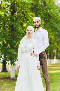 Ulusal düğün. Gelin ve damat. Evlilik töreni sırasında Müslüman bir çift. Müslüman evliliği.