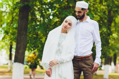 Ulusal düğün. Gelin ve damat. Evlilik töreni sırasında Müslüman bir çift. Müslüman evliliği.