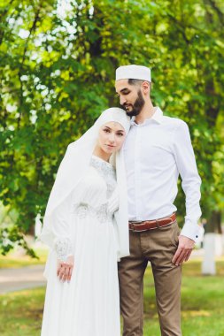 Ulusal düğün. Gelin ve damat. Evlilik töreni sırasında Müslüman bir çift. Müslüman evliliği.