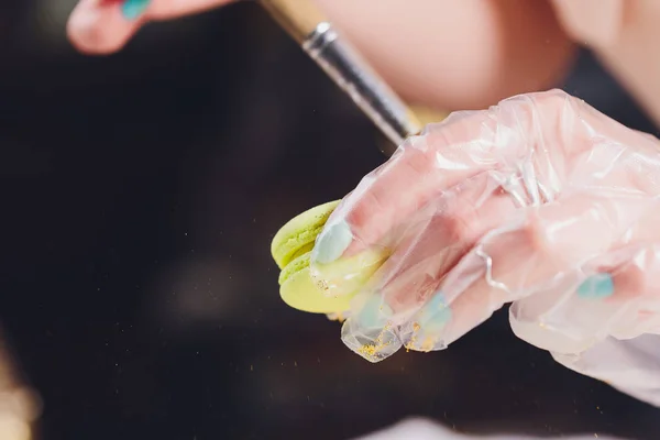 Diferentes macarrones franceses frescos dulces en la mano de las niñas . —  Fotos de Stock