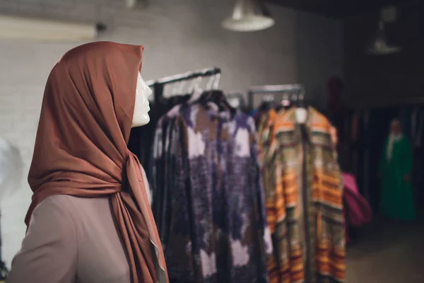 Vestidos de mujer musulmanes tradicionales en exhibición en una tienda al por menor para la moda de Oriente Medio . — Foto de Stock
