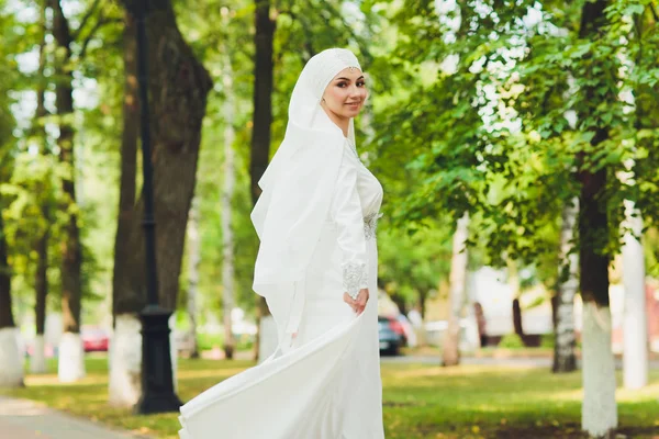 Güzel Orta Doğu Arap kız doğada mutlu zaman.