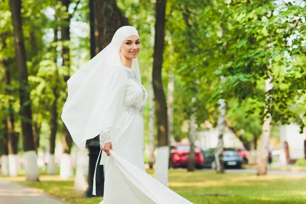 Güzel Orta Doğu Arap kız doğada mutlu zaman.