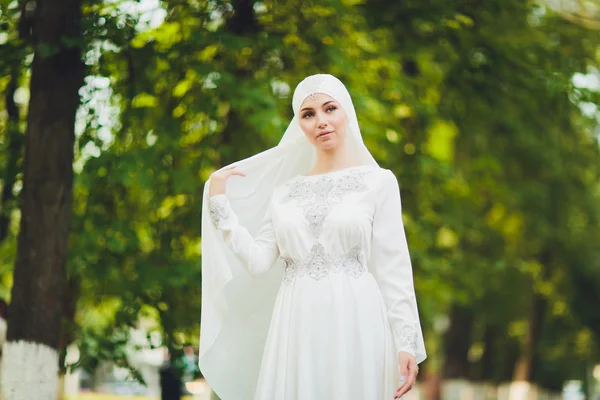 Bella ragazza araba mediorientale che si diverte in natura . — Foto Stock