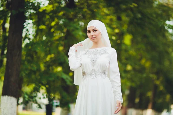 Schöne arabische Mädchen aus dem Nahen Osten mit glücklicher Zeit in der Natur. — Stockfoto