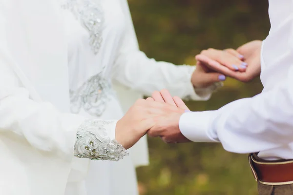 Pernikahan nasional. Pengantin pria dan wanita. Pernikahan pasangan muslim selama upacara pernikahan. Pernikahan Muslim. — Stok Foto