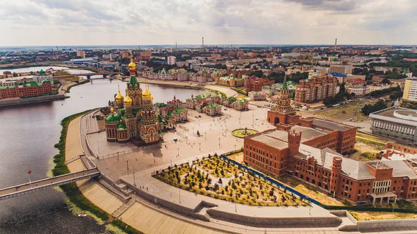 Blick auf die Kathedrale der Verkündigung der seligen Jungfrau Maria mit einem Denkmal yoshkar ola Stadt. mari el, Russland. — Stockfoto