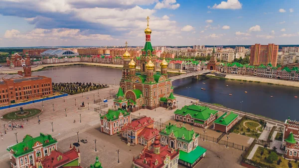 Blick auf die Kathedrale der Verkündigung der seligen Jungfrau Maria mit einem Denkmal yoshkar ola Stadt. mari el, Russland. — Stockfoto