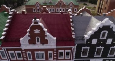 Yoshkar-Ola şehri, Mari El Cumhuriyeti, Rusya - Mayıs, 2019: Kutsal Meryem Ana Katedrali'nin bir anıtla annunciation görünümü.