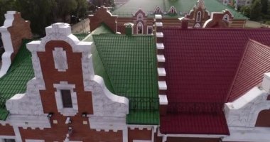 Yoshkar-Ola şehri, Mari El Cumhuriyeti, Rusya - Mayıs, 2019: Kutsal Meryem Ana Katedrali'nin bir anıtla annunciation görünümü.