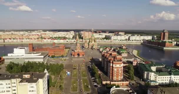 Cidade de Yoshkar-Ola, República de Mari El, Rússia - Maio de 2019: Vista da Catedral da Anunciação da Bem-Aventurada Virgem Maria com um monumento . — Vídeo de Stock