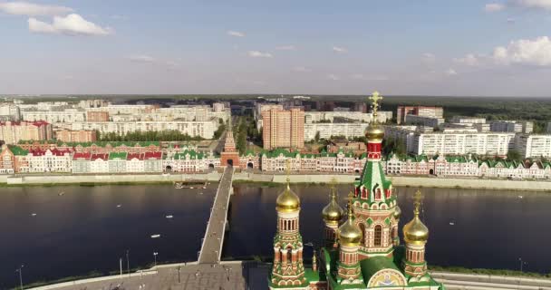 Yoshkar-Ola City, Republiek Mari El, Rusland-mei, 2019: uitzicht op de kathedraal van de Annunciatie van de Heilige Maagd Maria met een monument. — Stockvideo