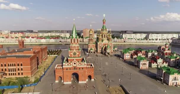 Yoshkar-Ola City, Republiek Mari El, Rusland-mei, 2019: uitzicht op de kathedraal van de Annunciatie van de Heilige Maagd Maria met een monument. — Stockvideo