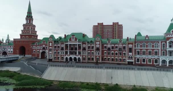 Cidade de Yoshkar-Ola, República de Mari El, Rússia - Maio de 2019: Vista da Catedral da Anunciação da Bem-Aventurada Virgem Maria com um monumento . — Vídeo de Stock