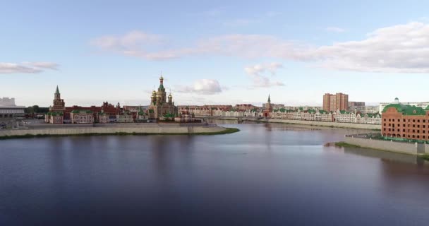 Cidade de Yoshkar-Ola, República de Mari El, Rússia - Maio de 2019: Vista da Catedral da Anunciação da Bem-Aventurada Virgem Maria com um monumento . — Vídeo de Stock