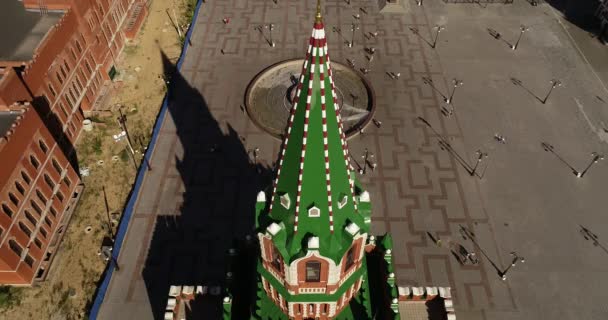 Cidade de Yoshkar-Ola, República de Mari El, Rússia - Maio de 2019: Vista da Catedral da Anunciação da Bem-Aventurada Virgem Maria com um monumento . — Vídeo de Stock