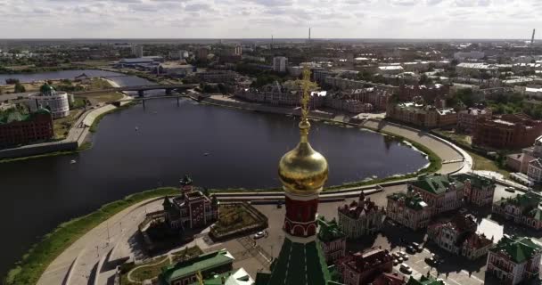 Yoshkar-Ola City, Republiek Mari El, Rusland-mei, 2019: uitzicht op de kathedraal van de Annunciatie van de Heilige Maagd Maria met een monument. — Stockvideo