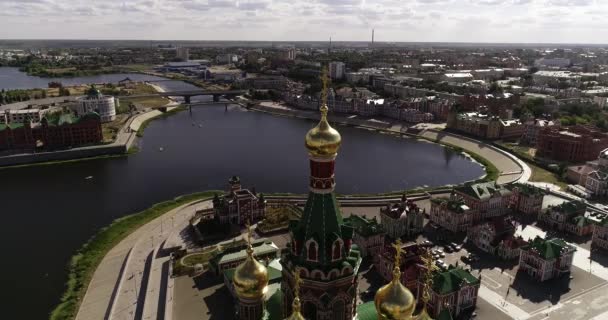 Yoshkar-Ola City, Republiek Mari El, Rusland-mei, 2019: uitzicht op de kathedraal van de Annunciatie van de Heilige Maagd Maria met een monument. — Stockvideo