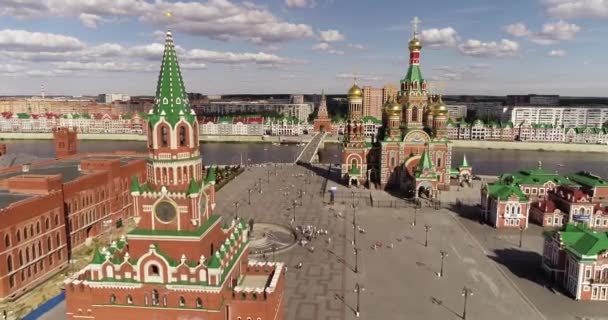 Yoshkar-Ola city, Republic of Mari El, Russia - May, 2019: Vista de la Catedral de la Anunciación de la Santísima Virgen María con un monumento . — Vídeos de Stock