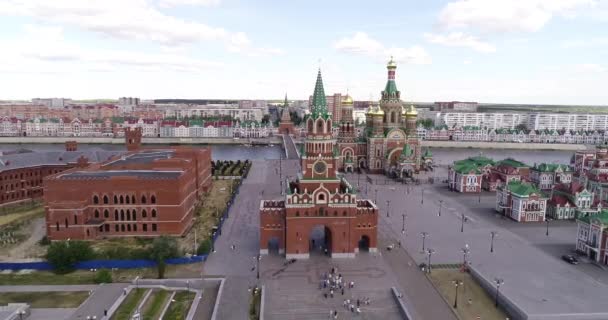 Yoshkar-Ola City, Republiken Mari el, Ryssland-maj, 2019: beskåda av domkyrkan av bebådelsen av den välsignade Jungfru Maria med ett monument. — Stockvideo