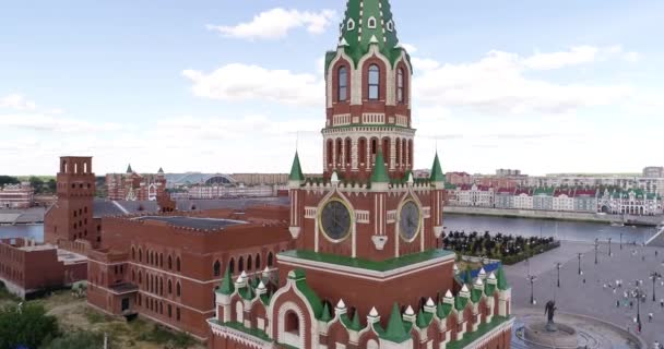 Yoshkar-Ola city, Republic of Mari El, Russia - May, 2019: Vista de la Catedral de la Anunciación de la Santísima Virgen María con un monumento . — Vídeos de Stock