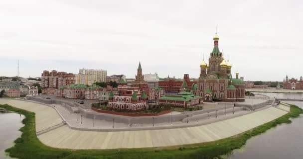 Yoshkar-Ola City, Republiek Mari El, Rusland-mei, 2019: uitzicht op de kathedraal van de Annunciatie van de Heilige Maagd Maria met een monument. — Stockvideo