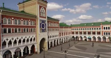 Yoshkar-Ola şehri, Mari El Cumhuriyeti, Rusya - Mayıs, 2019: Kutsal Meryem Ana Katedrali'nin bir anıtla annunciation görünümü.