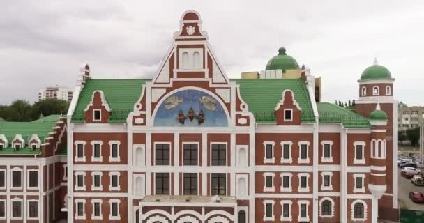 Yoshkar-Ola city, Republic of Mari El, Russia - May, 2019: Vista de la Catedral de la Anunciación de la Santísima Virgen María con un monumento . — Vídeos de Stock