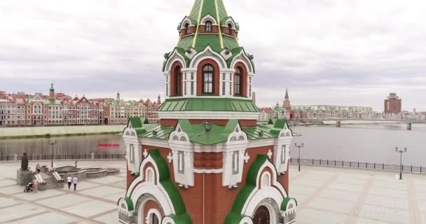 Yoshkar-Ola city, Republic of Mari El, Russia - May, 2019: Vista de la Catedral de la Anunciación de la Santísima Virgen María con un monumento . — Vídeos de Stock