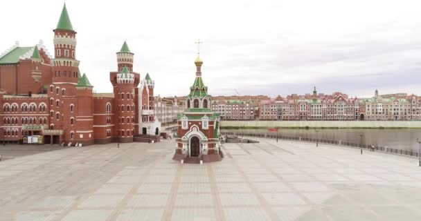 Yoshkar-Ola city, Republic of Mari El, Russia - May, 2019: Vista de la Catedral de la Anunciación de la Santísima Virgen María con un monumento . — Vídeo de stock