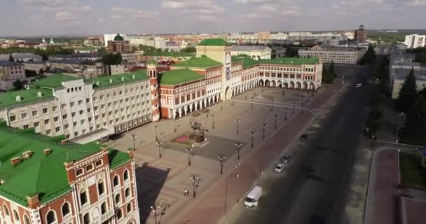 Yoshkar-ola city, republik mari el, russland - mai 2019: blick auf die kathedrale der verkündigung der seligen jungfrau maria mit einem denkmal. — Stockvideo