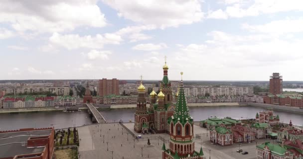 Yoshkar-Ola city, Republic of Mari El, Russia - May, 2019: Vista de la Catedral de la Anunciación de la Santísima Virgen María con un monumento . — Vídeos de Stock