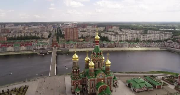 Ville de Yoshkar-Ola, République de Mari El, Russie - Mai 2019 : Vue de la cathédrale de l'Annonciation de la Bienheureuse Vierge Marie avec un monument . — Video