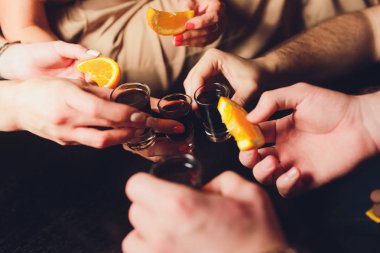 Bokeh arka plan önünde şarap veya şampanya ile bardak clinking insanların grup kadar çekim kapatın.