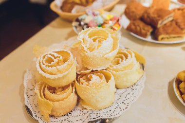 Rus geleneksel kurabiyeleri beyaz bir tabakta beyaz tahta masa üzerinde fırça ağacı yakın plan, seçici fokus.