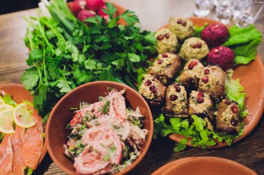 Gürcü mutfağının zengin döşenmiş sofra yemekleri, lezzetli yemekler, şarap, meyve ve kavrulmuş et çok.