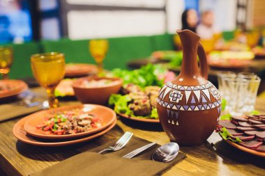 Gürcü mutfağının zengin döşenmiş sofra yemekleri, lezzetli yemekler, şarap, meyve ve kavrulmuş et çok.