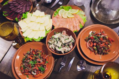 Gürcü mutfağının zengin döşenmiş sofra yemekleri, lezzetli yemekler, şarap, meyve ve kavrulmuş et çok.