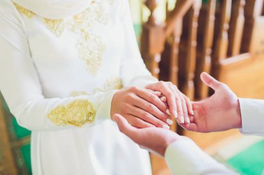 Ulusal düğün. Gelin ve damat. Evlilik töreni sırasında Müslüman bir çift. Müslüman evliliği.