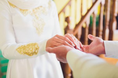 Ulusal düğün. Gelin ve damat. Evlilik töreni sırasında Müslüman bir çift. Müslüman evliliği.