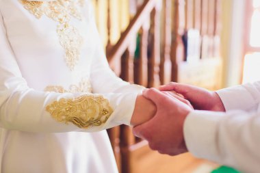 Ulusal düğün. Gelin ve damat. Evlilik töreni sırasında Müslüman bir çift. Müslüman evliliği.