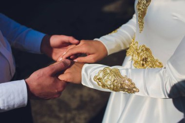 Ulusal düğün. Gelin ve damat. Evlilik töreni sırasında Müslüman bir çift. Müslüman evliliği.