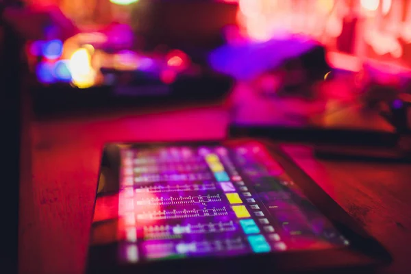 DJ mesa giratória console mixer controle com duas mãos no palco da boate concerto . — Fotografia de Stock