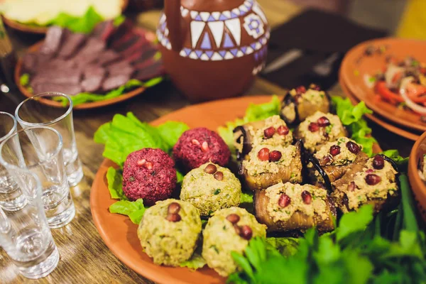 Gürcü mutfağının zengin döşenmiş sofra yemekleri, lezzetli yemekler, şarap, meyve ve kavrulmuş et çok.