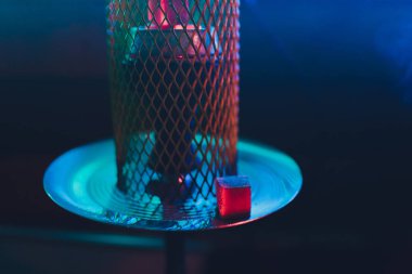 Kırmızı kömürlü Shisha nargile. Nefes alışından kıvılcımlar. Hindistan cevizi kömürü ve shisha dumanı ile modern nargile. Nargile ve kömürden kıvılcımlar.