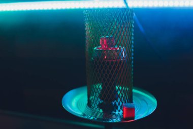 Kırmızı kömürlü Shisha nargile. Nefes alışından kıvılcımlar. Hindistan cevizi kömürü ve shisha dumanı ile modern nargile. Nargile ve kömürden kıvılcımlar.